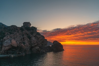 日落时海上岩石的形成